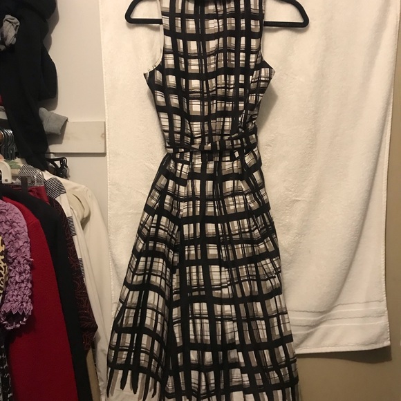 Jones New York sleeveless top fit and flare bottom - Picture 4 of 4